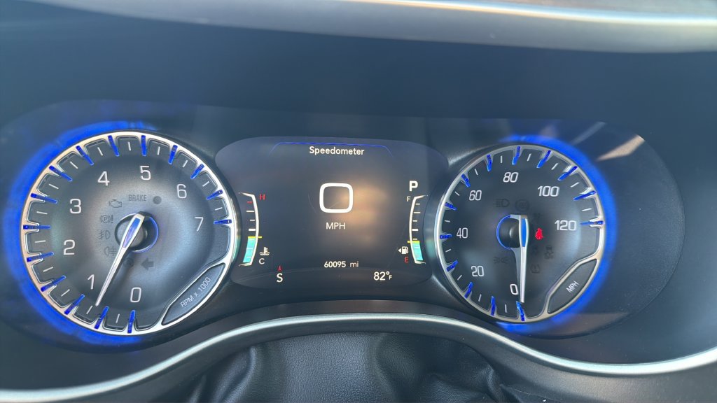 Used 2024 Chrysler Pacifica Touring-L FWD image 11