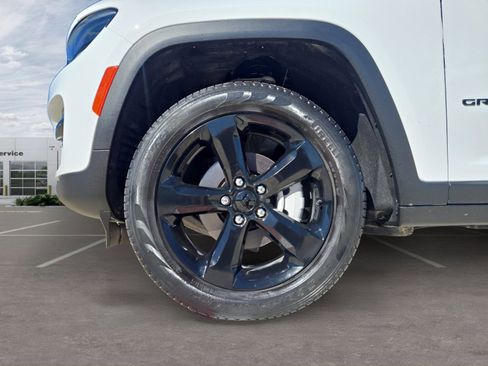 Used 2024 Jeep Grand Cherokee Limited w/ Black Appearance Package image 14