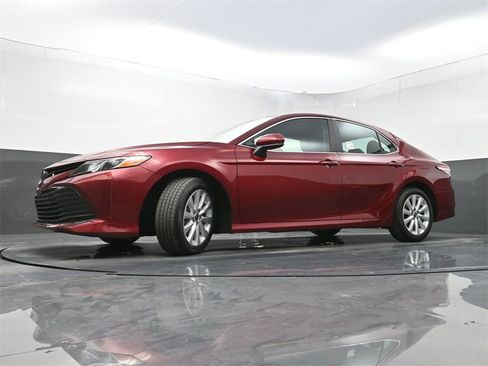 Used 2020 Toyota Camry LE image 26