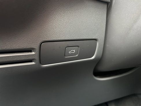 Certified 2025 Volvo XC40 B5 Core image 28