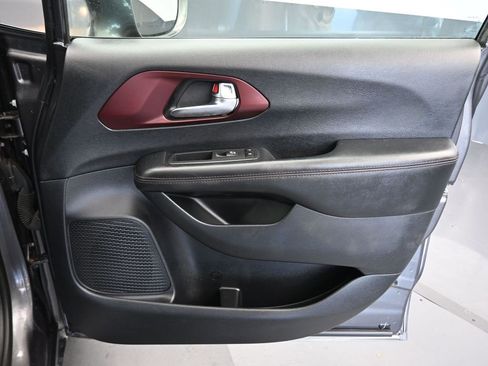 Used 2020 Chrysler Pacifica Touring-L image 64