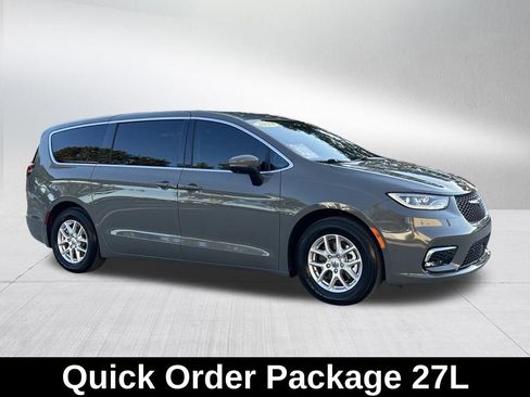 Used 2023 Chrysler Pacifica Touring-L image 4