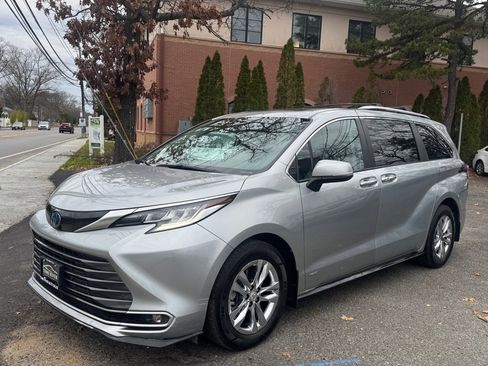 Used 2021 Toyota Sienna Limited image 1