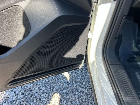 Used 2023 Volkswagen Tiguan SE image 35