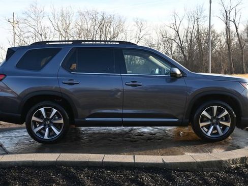 Used 2025 Honda Pilot Touring image 4