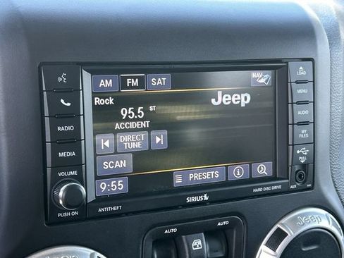 Used 2018 Jeep Wrangler Unlimited Rubicon w/ Connectivity Group AWD/4WD image 24