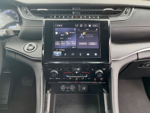 Used 2023 Jeep Grand Cherokee Altitude image 21