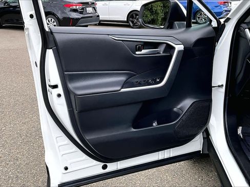 Used 2021 Toyota RAV4 XLE w/ Carpet Mat Package (TMS) FWD image 21