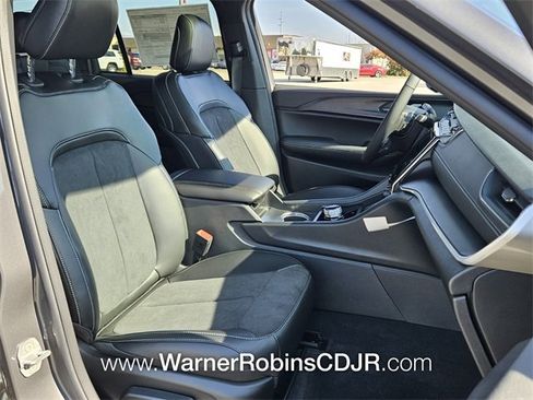 New 2025 Jeep Grand Cherokee Altitude image 16