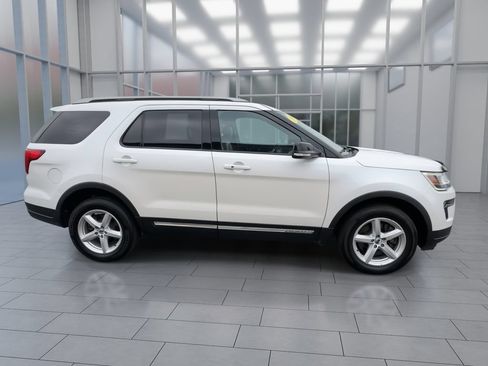 Used 2018 Ford Explorer XLT w/ Equipment Group 202A AWD/4WD image 9