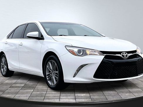 Used 2017 Toyota Camry XSE image 1