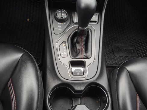 Used 2019 Jeep Cherokee Trailhawk AWD/4WD image 24