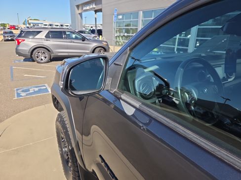Used 2019 Toyota Tacoma TRD Off-Road w/ Technology Package AWD/4WD image 10
