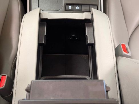 Used 2022 Toyota Highlander XLE FWD image 35
