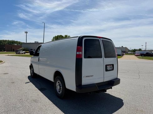 Used 2017 Chevrolet Express 2500 RWD image 3