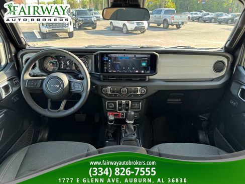 Used 2025 Jeep Wrangler Willys image 14