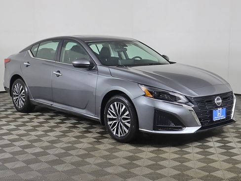 Used 2023 Nissan Altima 2.5 SV w/ SV Premium Package image 2