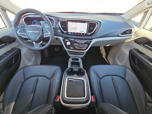 Certified 2024 Chrysler Pacifica Touring-L image 14