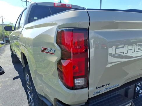Used 2023 Chevrolet Colorado Z71 w/ Z71 Convenience Package 2 AWD/4WD image 9