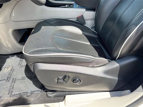 Used 2023 Chrysler Pacifica Limited image 19