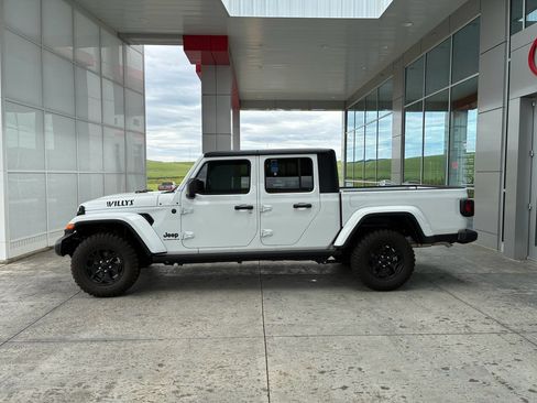 Used 2023 Jeep Gladiator Sport AWD/4WD image 4