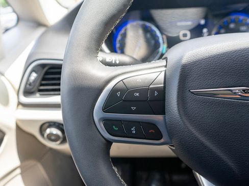Used 2024 Chrysler Pacifica Touring-L FWD image 24