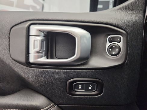 Used 2019 Jeep Wrangler Unlimited Sahara image 9