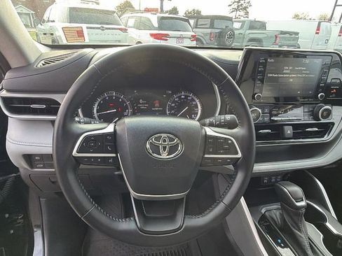 Used 2022 Toyota Highlander XLE image 25