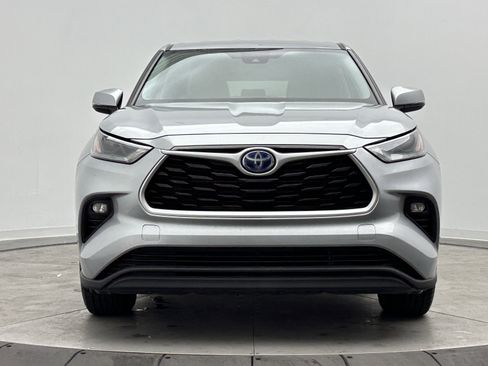 Used 2022 Toyota Highlander LE AWD/4WD image 2