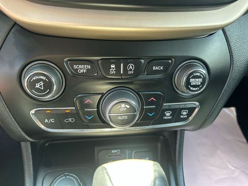 Used 2015 Jeep Cherokee Limited w/ Luxury Group AWD/4WD image 18
