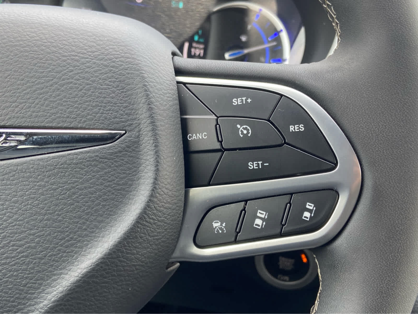 Used 2025 Chrysler Pacifica Select FWD image 21