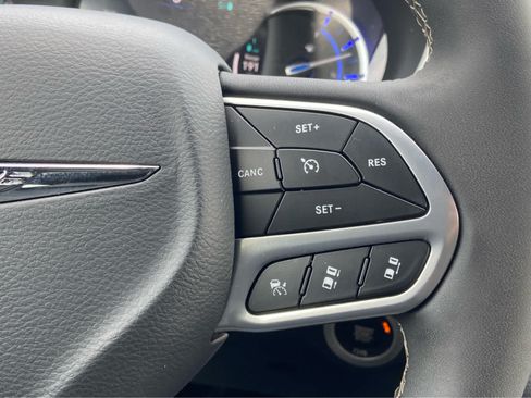 Used 2025 Chrysler Pacifica Select FWD image 21