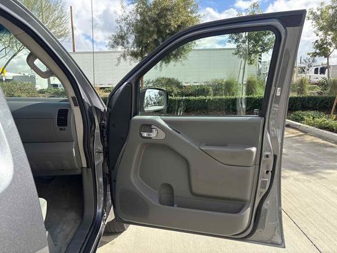 Used 2018 Nissan Frontier SV image 17