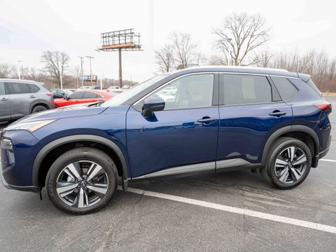 Used 2024 Nissan Rogue SL image 3