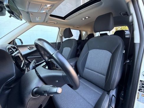 Used 2022 Kia Soul GT-Line FWD image 24
