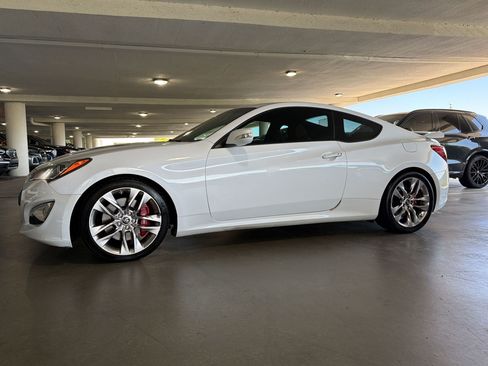 Used 2015 Hyundai Genesis 3.8 RWD image 2