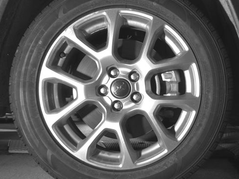 Used 2025 Jeep Compass Limited image 13