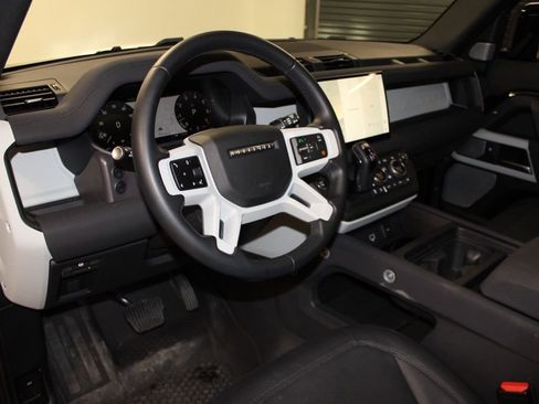 Used 2023 Land Rover Defender 130 SE image 4