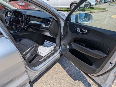 Used 2018 Volvo XC60 T6 Momentum w/ Convenience Package AWD/4WD image 44