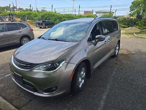Used 2018 Chrysler Pacifica Touring-L FWD image 14