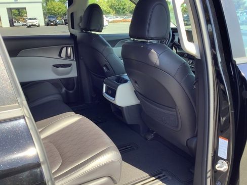 Used 2022 Kia Carnival LX image 34