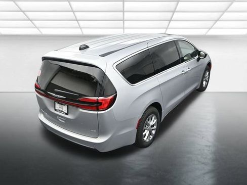 New 2026 Chrysler Pacifica Select image 16