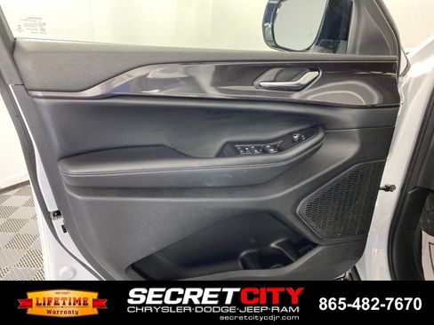 Used 2023 Jeep Grand Cherokee L Laredo AWD/4WD image 12