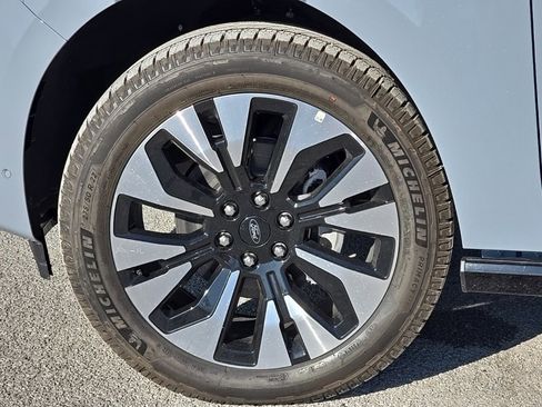 New 2025 Ford Expedition Max Platinum w/ Driver's Package image 10