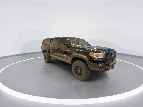Used 2018 Toyota Tacoma TRD Off-Road image 2