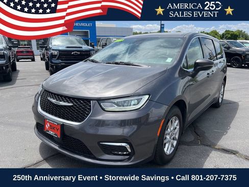 Used 2023 Chrysler Pacifica Touring-L FWD image 2
