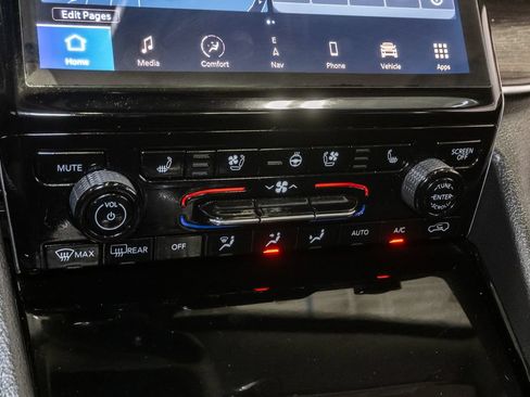 Used 2023 Jeep Grand Cherokee 4WD 4xe w/ Luxury Tech Group II image 24