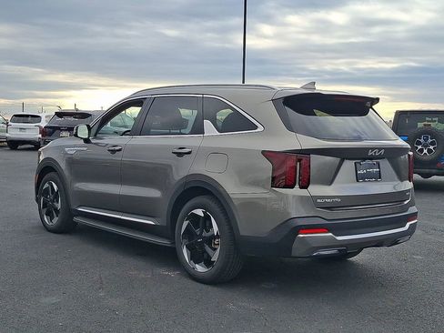 Certified 2025 Kia Sorento EX image 4