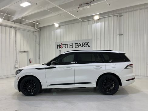 Used 2023 Lincoln Aviator Reserve w/ Equipment Group 201A image 2