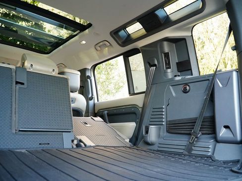 Used 2020 Land Rover Defender 110 HSE image 37